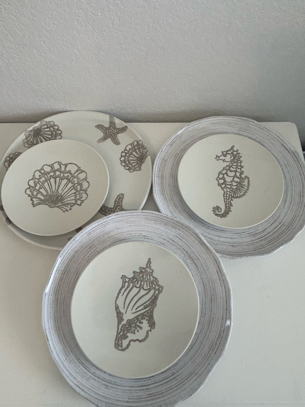 Sur la Table Coastal Seashell Plastic Outdoor Dinner-App Plates Neutral 3pc Set